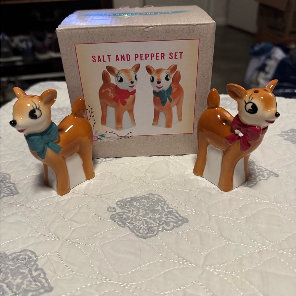 Cracker Barrel Salt & Pepper Set